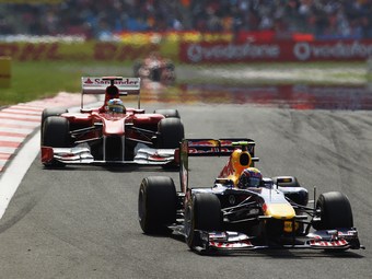 Фернандо Алонсо на Ferrari преследует гонщика Red Bull Марка Уэббера. Фото Red Bull Racing