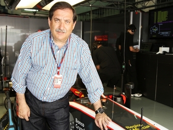 Хосе Рамон Карабанте в боксах HRT на Гран-при Малайзии. Фото с сайта f1aldia.com