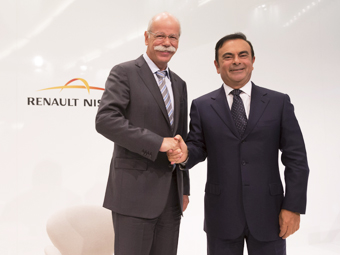 Глава концерна Daimler AG Дитер Цетше (слева) и руководитель альянса Renault-Nissan Карлос Гон. Фото Daimler