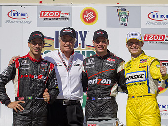 Владелец Team Penske Роджер Пенске (второй слева) вместе со своими гонщиками Хелио Кастроневешем, Уиллом Пауэром и Райаном Бриско. Фото Honda