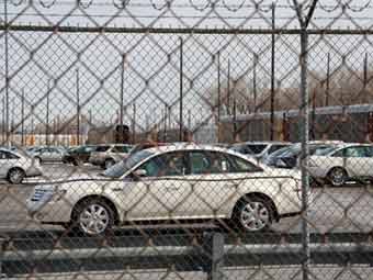 Автомобиль Ford на стоянке завода компании. Фото (c)AFP
