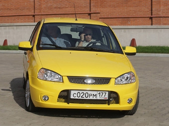 Владимир Путин в автомобиле Lada Kalina Sport. Фото пресс-службы Правительства РФ
