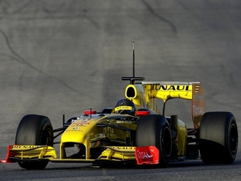 Виталий Петров на болиде Renault. Фото (c) <a href="http://lenta.ru/info/afp.htm">AFP</a>