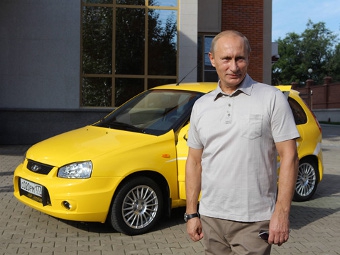 Владимир Путин и Lada Kalina. Фото пресс-службы Правительства РФ