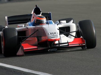 Нил Яни (Швейцария) во время тестов A1GP на "Сильверстоуне", 2008. Фото с сайта www.a1gp.com