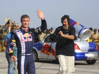 Дэвид Култхард на показательных заездах Red Bull в Мумбаи, Индия. Фото (c) <a href="http://lenta.ru/info/afp.htm">AFP</a>
