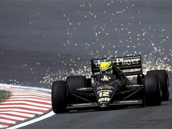 Айртон Сенна за рулем болида Lotus. Фото с сайта nogripracing.com
