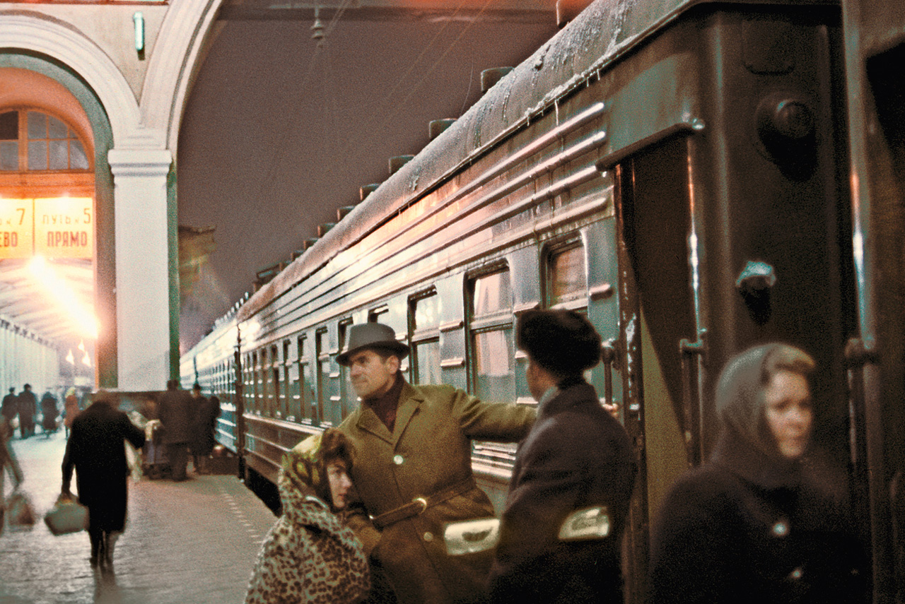 Пьеха и ее муж — композитор Александр Броневицкий — возле вагона поезда на одном из московских вокзалов. 1966 год