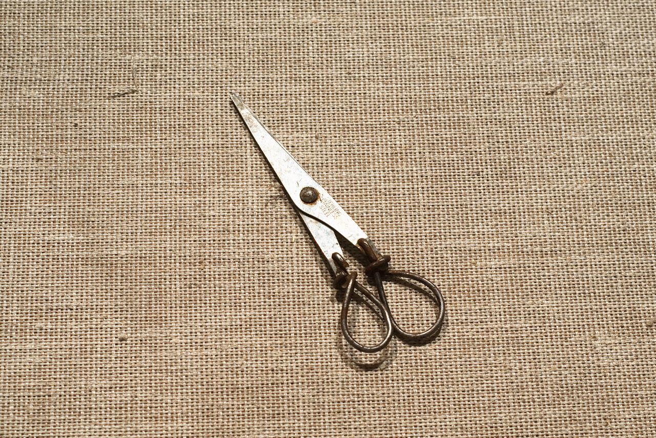 Пластмассовые ручки обычных ножниц недолговечны в отличие от самодельных — из крепкой проволоки