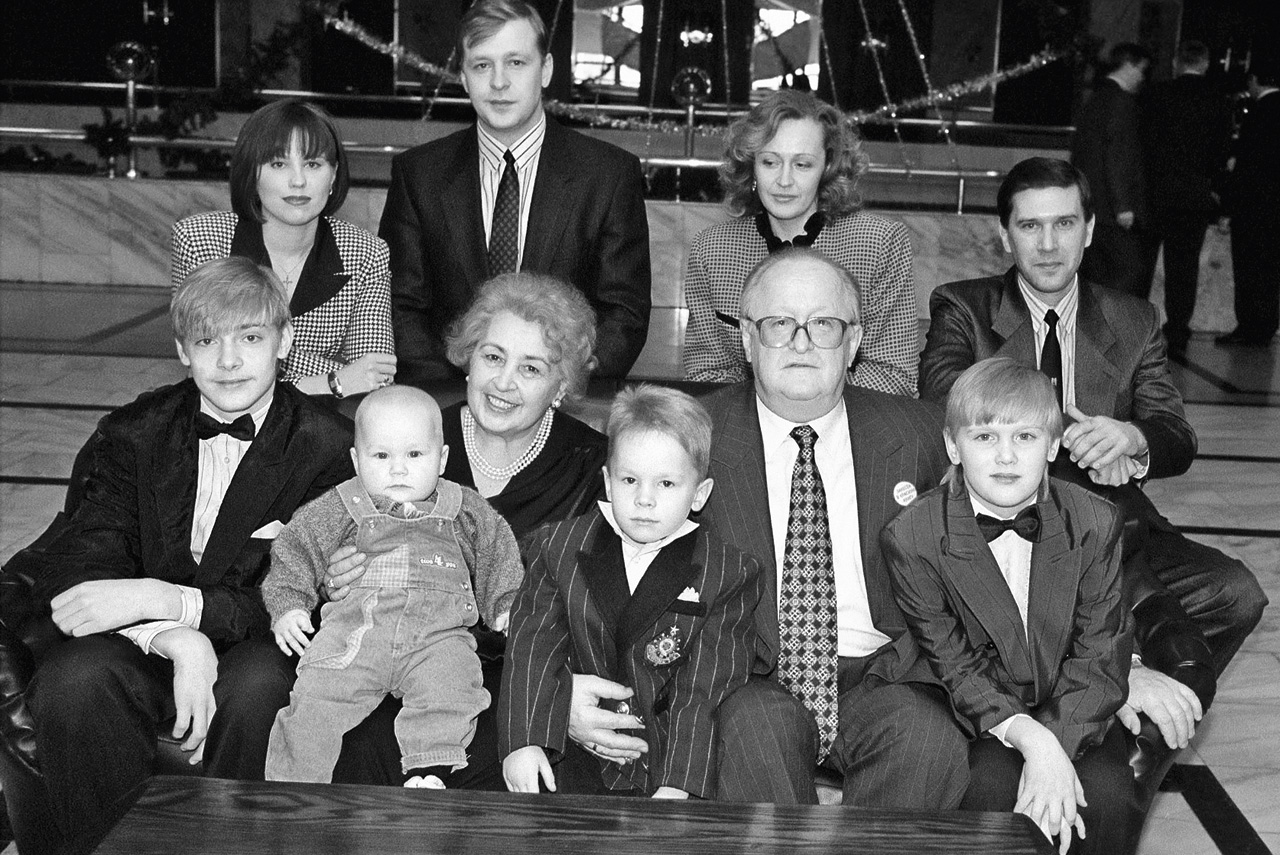 С семьей на праздновании своего 60-летия, 1997 год
