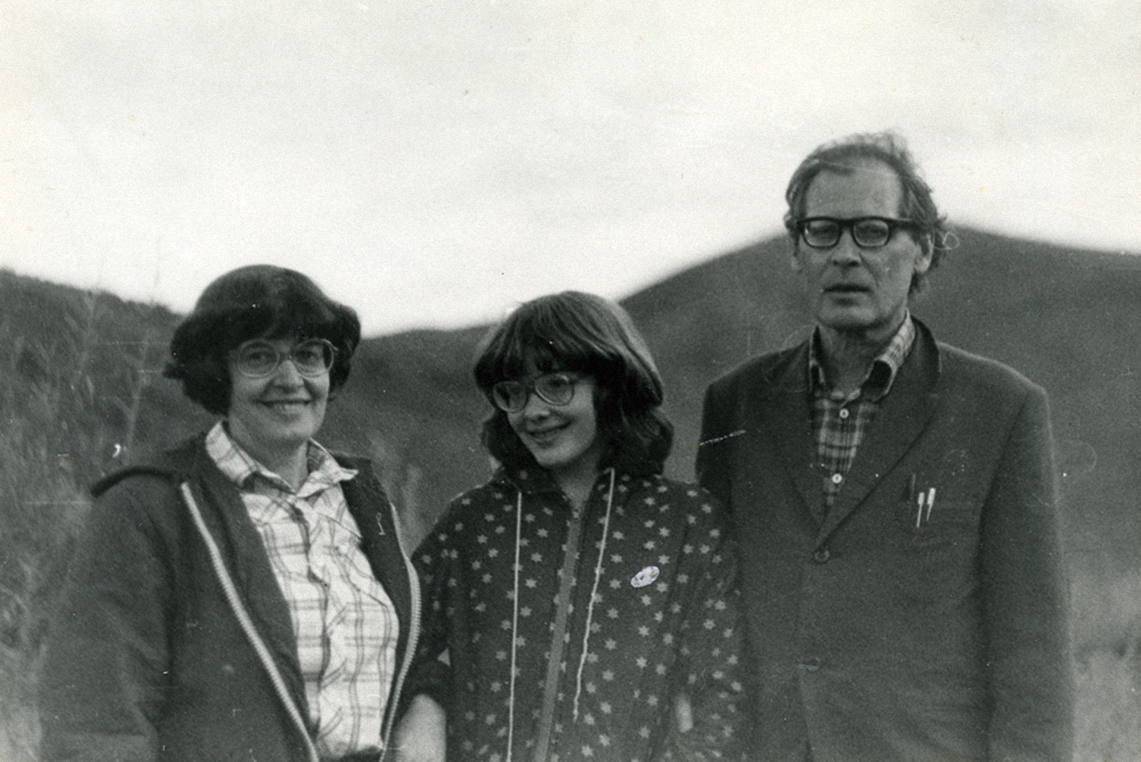 С женой Людмилой Бойцовой и дочерью Варварой, которые приехали к Ковалеву в ссылку в Магаданскую область, осень 1983 года