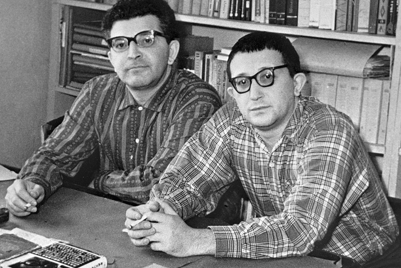 Аркадий (слева) и Борис (справа) Стругацкие. 1973 год