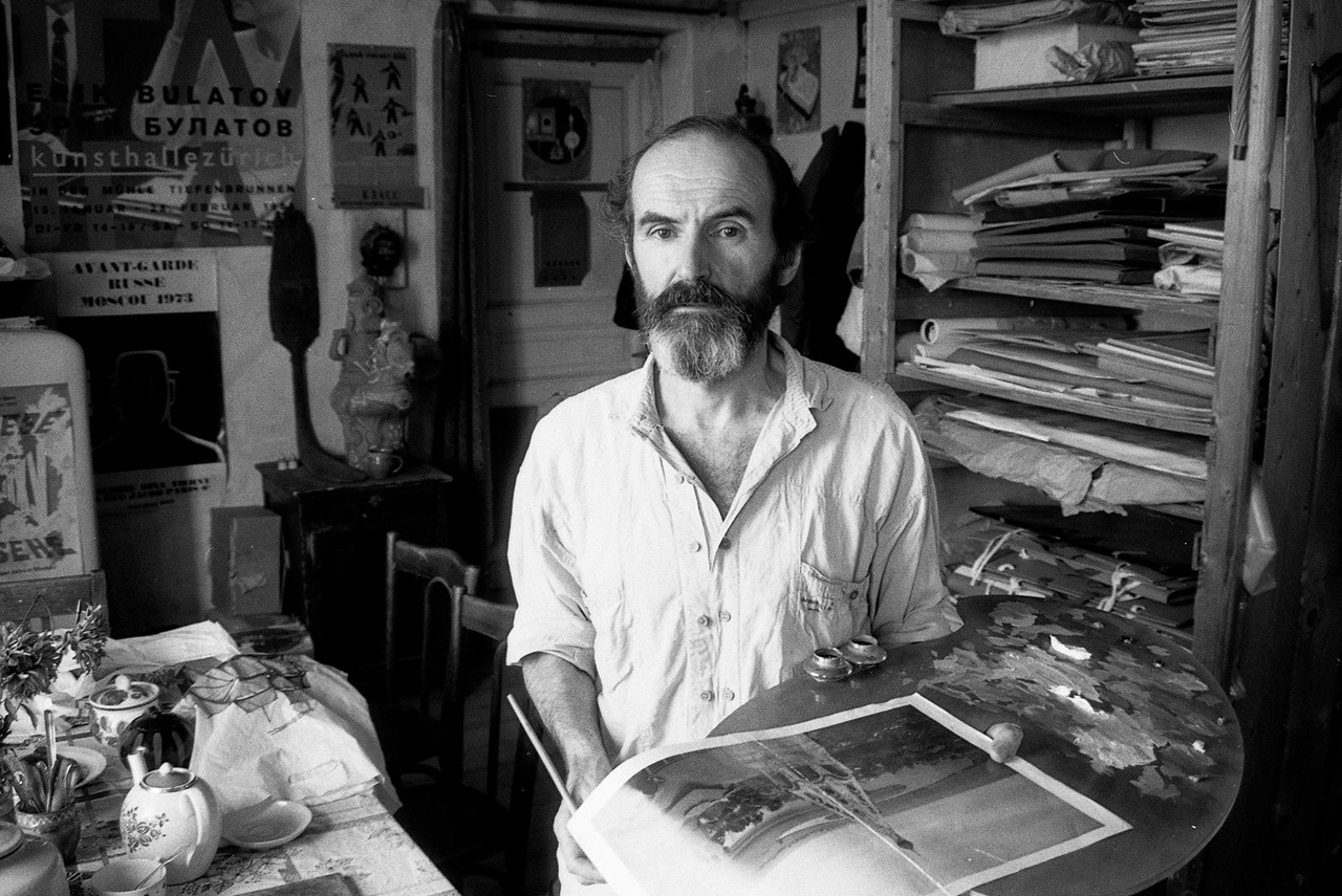Эрик Булатов в своей мастерской, 1990 год