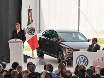 Йохем Хайцман на мексиканском заводе Volkswagen. Фото Volkswagen