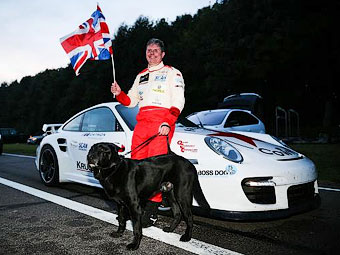 Майк Ньюман и Porsche 911 GT2. Фото с сайта thetimes.co.uk