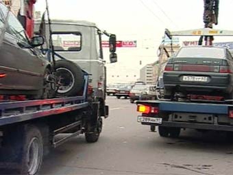 Эвакуация автомобилей в Москве. Кадр Первого канала, архив