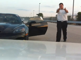 Охранник Dallas Auto Auction и Chevrolet Corvette ZR1. Кадр из видео на Youtube