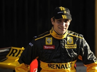 Виталий Петров на презентации Renault R30. Фото (c) <a href="http://lenta.ru/info/afp.htm">AFP</a>
