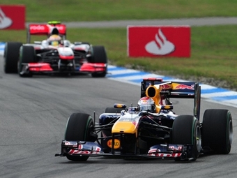 Болиды Red Bull и McLaren на Гран-при Германии. Фото (c) <a href="http://lenta.ru/info/afp.htm">AFP</a>