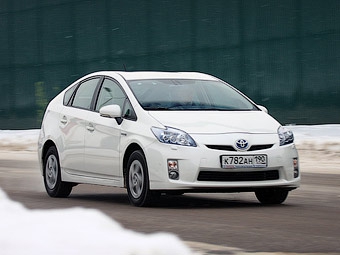 Один из претендентов на победу - гибрид Toyota Prius. Фото Ленты.Ру