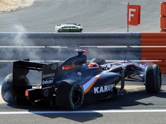 Болид Dallara Каруна Чандхока на Гран-при Бахрейна 2010 года. Фото (c) <a href="http://lenta.ru/info/afp.htm">AFP</a>