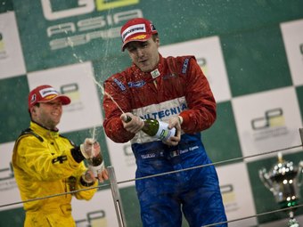 Давиде Вальсекки на подиуме после спринта в Абу-Даби. Фото GP2 Asia