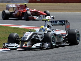 Болиды Mercedes и Ferrari. Фото (c) <a href="http://lenta.ru/info/afp.htm">AFP</a>