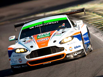 Гоночный Astan Martin Vantage. Фото со странице Aston Martin Racing в Facebook