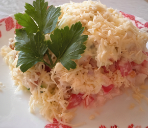 Фотография рецепта Салат с куриным филе, сухариками и овощами