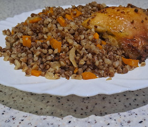 Фотография рецепта Гречка с куриными бедрами в духовке