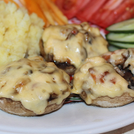 Шампиньоны фаршированные курицей и овощами