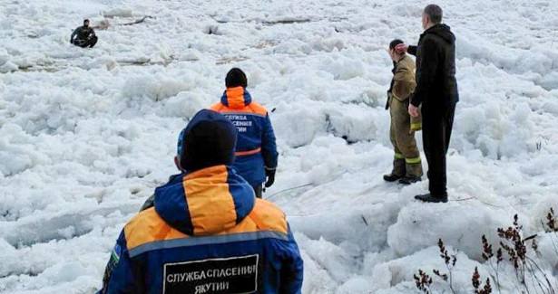В Якутии спасли четырёх школьников, уплывших на льдине