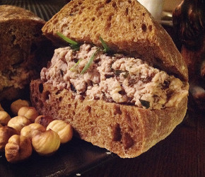 Фотография рецепта Скандинавский многоэтажный мясной бутерброд с вишневым соусом