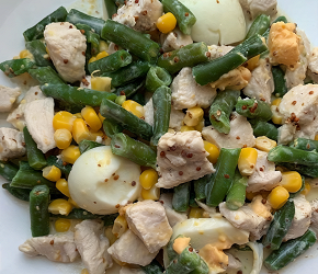 Фотография рецепта Салат с куриной грудкой и  стручковой фасолью