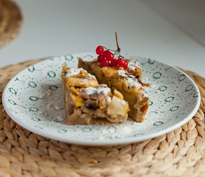Фотография рецепта Шарлотка с яблоками, бананами и корицей