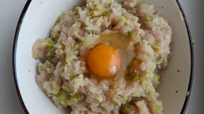 Фото шага рецепта Куриные котлеты с кабачком и шампиньонами 175140 шаг 3