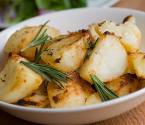 Фотография рецепта Жареный молодой картофель с каперсами, чесноком и розмарином