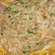 Куриная печень, тушеная со сметаной