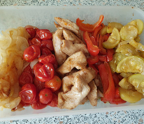 Фотография рецепта Курица, запеченная с кабачком, томатами черри и перцем