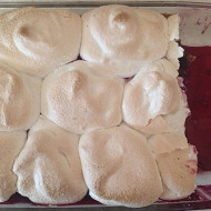 Пирог с черной смородиной и меренгой