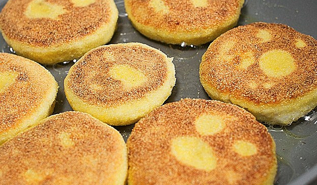 Фото шага рецепта Сырники с кукурузной мукой и вареньем 31209 шаг 5