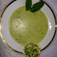 Теплый мятный крем-суп из кукурузы и горошка