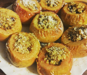 Фотография рецепта Яблоки печеные с клюквой, медом и орехами