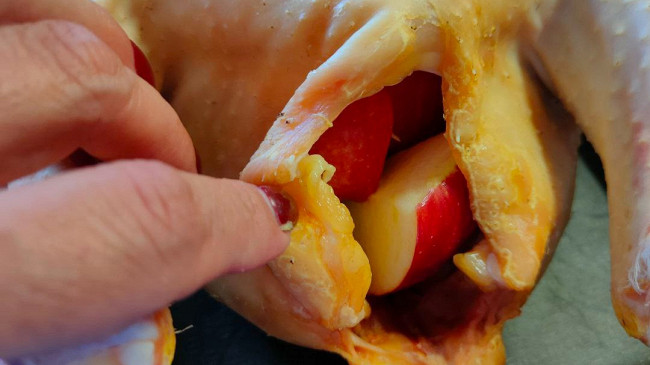 Фото шага рецепта Домашняя курица запеченная с яблоками и гарниром из зеленой фасоли 189448 шаг 3