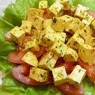 Тофу, маринованный в чесноке, кинзе и лимонном соке