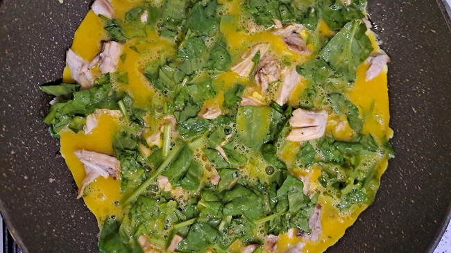 Фото шага рецепта Быстрый завтрак из лаваша и яиц, со шпинатом и куриным мясом 189376 шаг 11