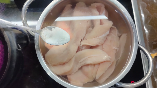 Фото шага рецепта Салат из курицы с ананасом и сыром 175133 шаг 2