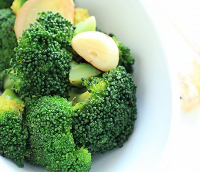 Фотография рецепта Жареная брокколи с чесноком, чили и лимонным соком