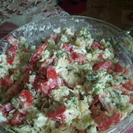 Сытный салат с куриной грудкой, картофелем и грибами