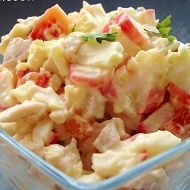 Салат с курицей, крабовыми палочками и сладким перцем